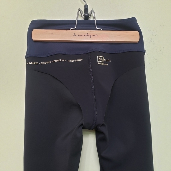 Aurum Crop Leggings in Navy with Inner Lining Size Small - Picture 8 of 9